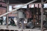 Dělníci odtahují vytěženou horninu na haldu / Workers move an excavated material to a dump